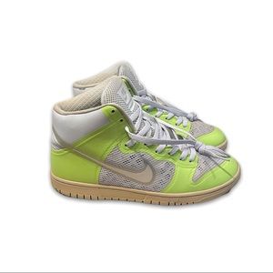 Nike Dunk Hi Hyperfuse 2011 - Neutral Grey/Volt 454498-003

Size:10.5